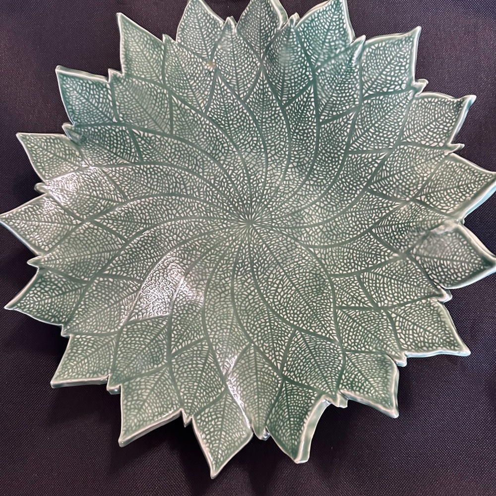 Green Leaf Pattern Decorative handmade display bowl